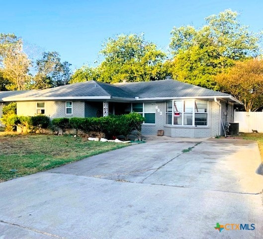 single story home featuring a front lawn