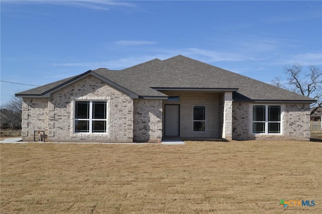 view of front of property with a front lawn