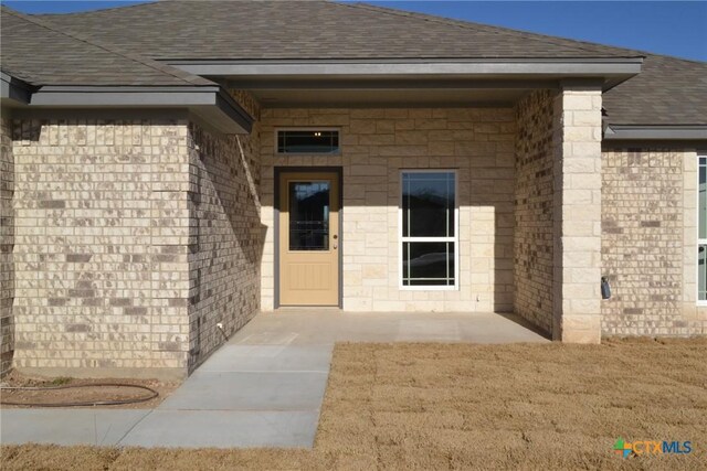 view of front of property featuring a garage and a front lawn