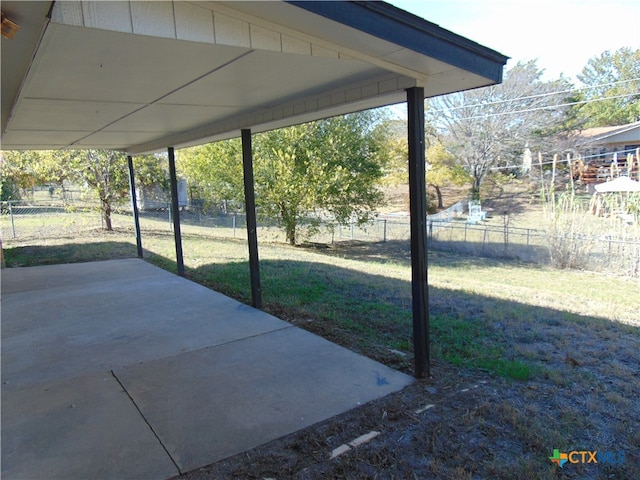 view of yard featuring a patio area