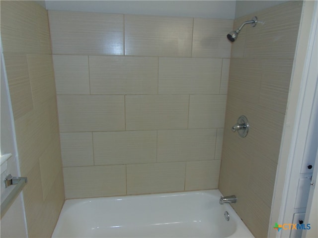 bathroom featuring tiled shower / bath combo