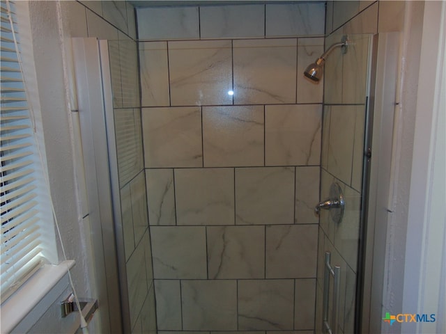 bathroom featuring tiled shower