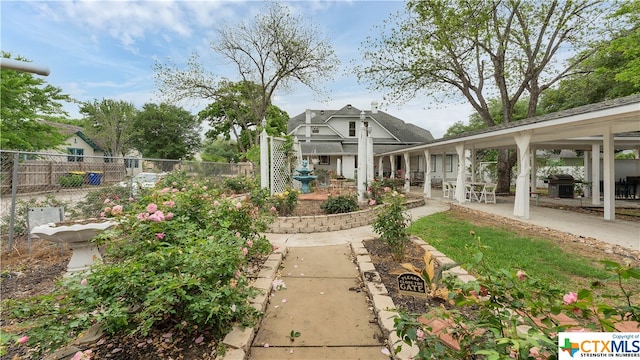 view of yard featuring a patio