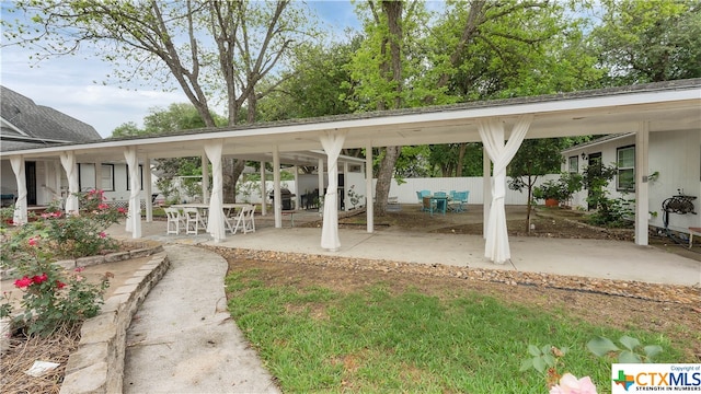 view of yard featuring a patio