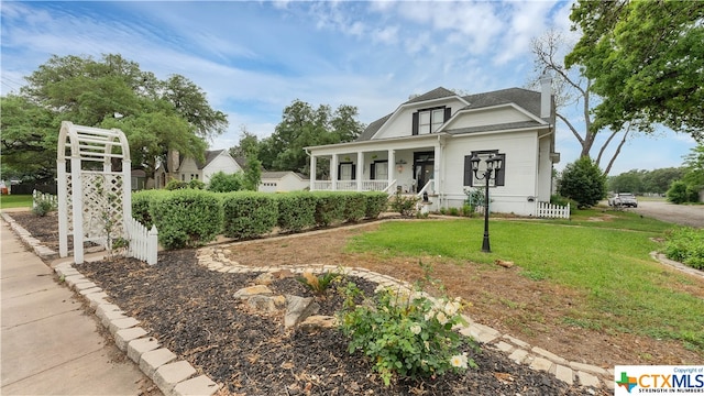 view of front of home featuring a front lawn and covered porch