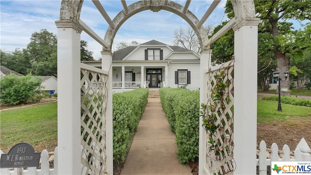 view of front of house with a front lawn and covered porch