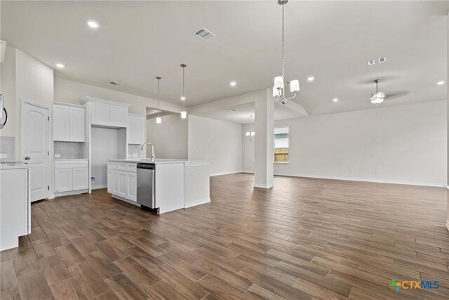 812 Waylon Cir, Killeen, TX 76542 - kitchen featuring open floor plan, dark wood-style flooring, white cabinetry, a ceiling fan, and an island with sink