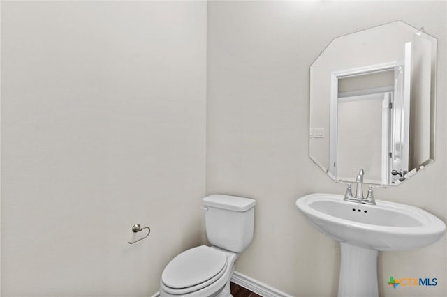 812 Waylon Cir, Killeen, TX 76542 - bathroom featuring toilet and baseboards