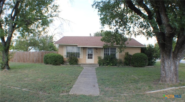 ranch-style home featuring a front lawn