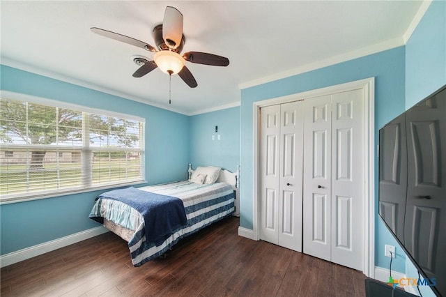 bedroom featuring baseboards, a ceiling fan, and wood finished floors