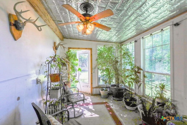 sunroom with ceiling fan