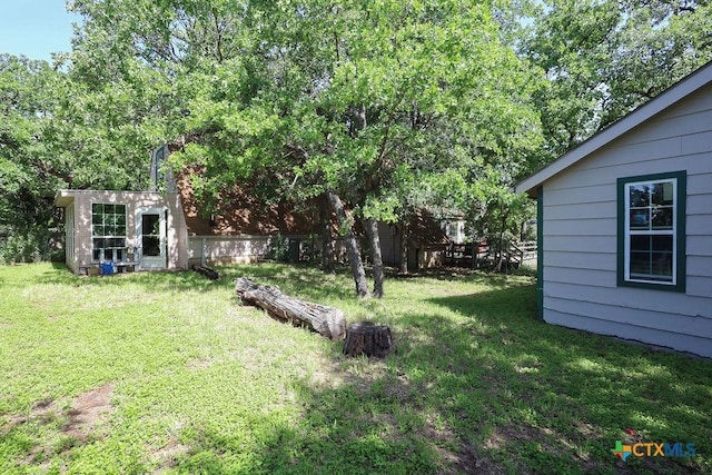 view of yard featuring a storage shed