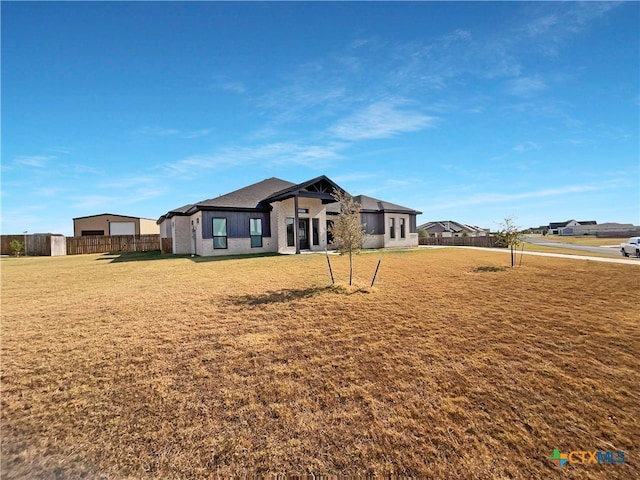 view of front facade featuring a front yard