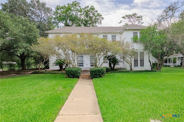 view of front of property featuring a front lawn