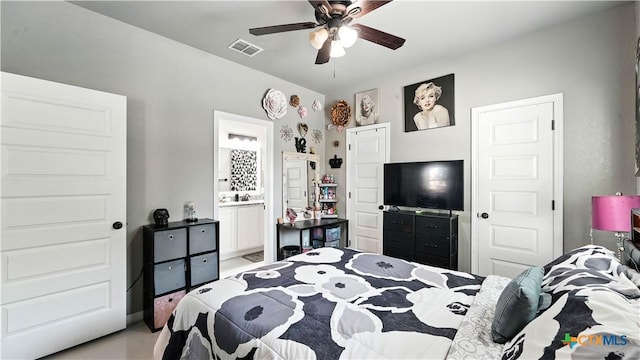911-913 E Seideman St, Seguin, TX 78155 - bedroom featuring ensuite bath and a ceiling fan
