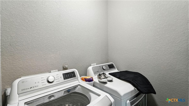 911-913 E Seideman St, Seguin, TX 78155 - laundry room with washing machine and clothes dryer and a textured wall