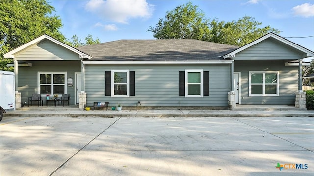 911-913 E Seideman St, Seguin, TX 78155 - view of front of house with covered porch and a shingled roof