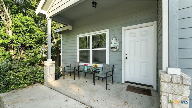 911-913 E Seideman St, Seguin, TX 78155 - property entrance with covered porch