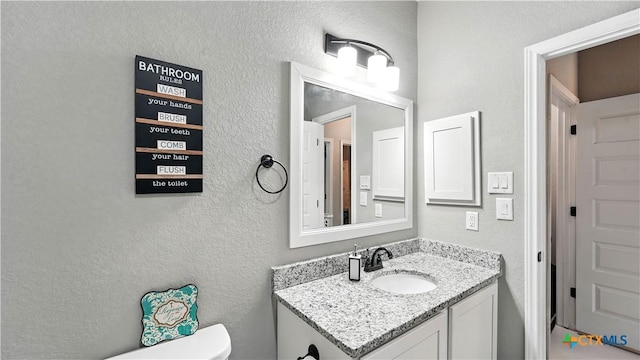 911-913 E Seideman St, Seguin, TX 78155 - half bath featuring vanity and a textured wall