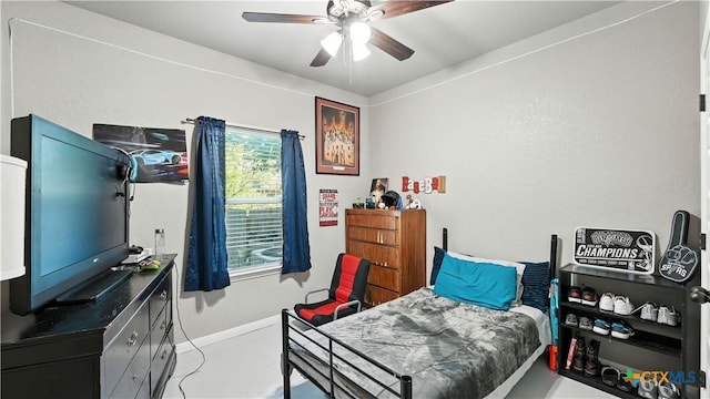 911-913 E Seideman St, Seguin, TX 78155 - bedroom with baseboards and ceiling fan