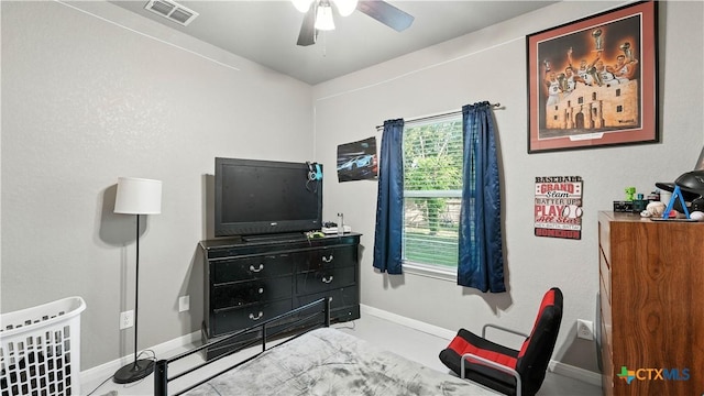 911-913 E Seideman St, Seguin, TX 78155 - bedroom featuring baseboards and a ceiling fan