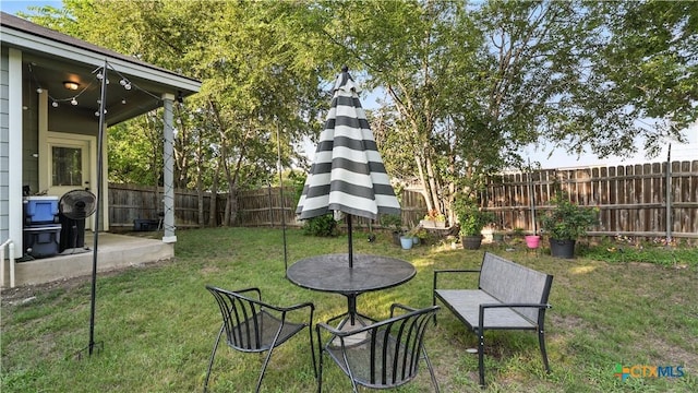 911-913 E Seideman St, Seguin, TX 78155 - fenced backyard featuring a patio area