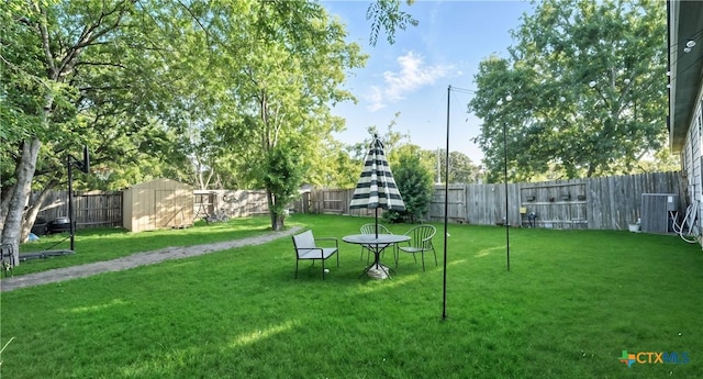 911-913 E Seideman St, Seguin, TX 78155 - fenced backyard featuring a shed