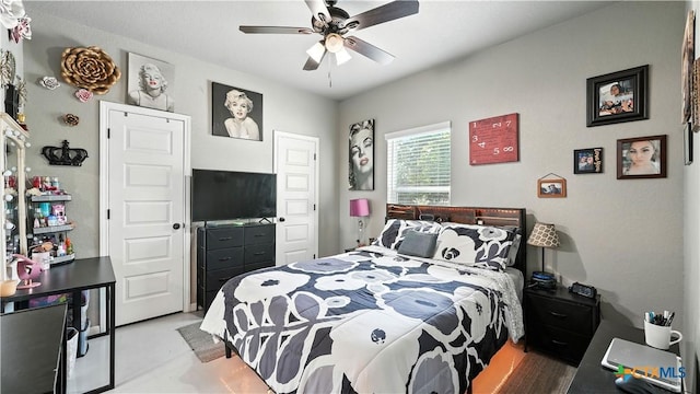 911-913 E Seideman St, Seguin, TX 78155 - bedroom with a ceiling fan
