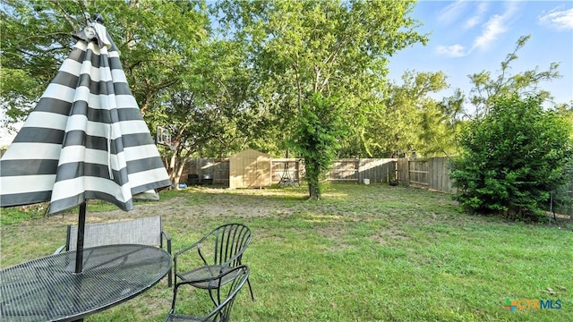 911-913 E Seideman St, Seguin, TX 78155 - fenced backyard featuring view of wooded area