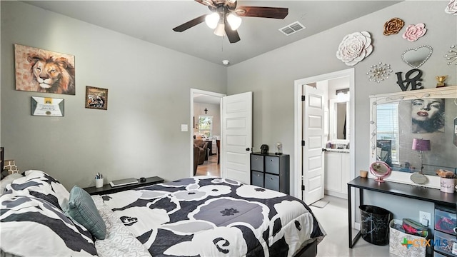 911-913 E Seideman St, Seguin, TX 78155 - bedroom featuring ensuite bath and ceiling fan