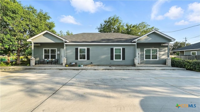 911-913 E Seideman St, Seguin, TX 78155 - view of front facade featuring covered porch