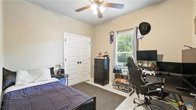 911-913 E Seideman St, Seguin, TX 78155 - bedroom featuring an office area, a closet, and a ceiling fan