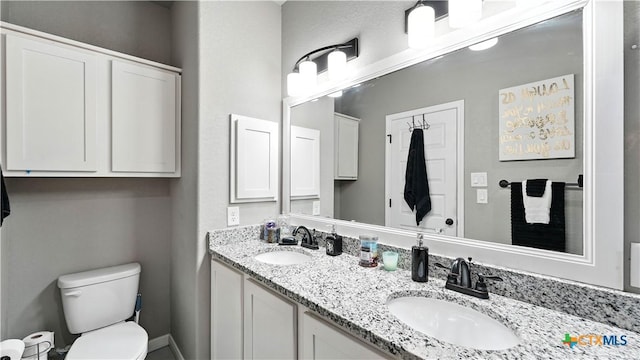 911-913 E Seideman St, Seguin, TX 78155 - bathroom featuring double vanity and toilet