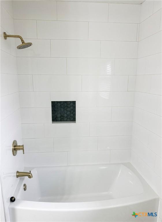 bathroom with tiled shower / bath