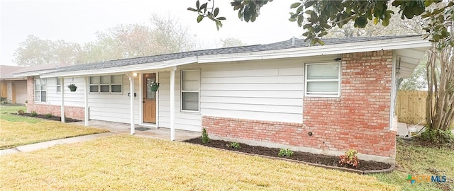 single story home featuring a front lawn