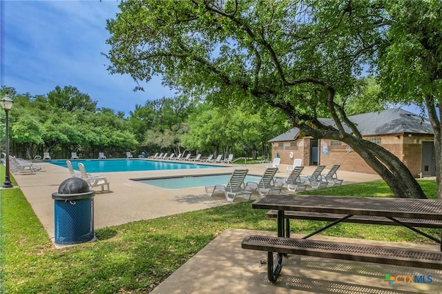 611 Hawks Shadow Dr, Temple, TX 76502 - community pool with a patio