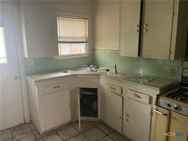 406 Lariat Ln, Victoria, TX 77901 - kitchen with tasteful backsplash and tile countertops