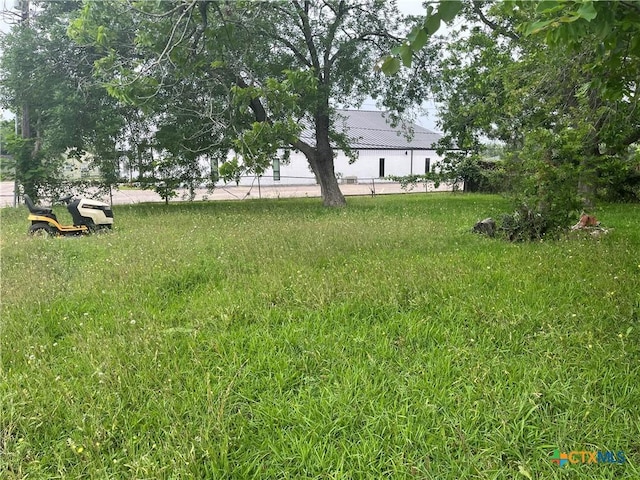 406 Lariat Ln, Victoria, TX 77901 - view of yard