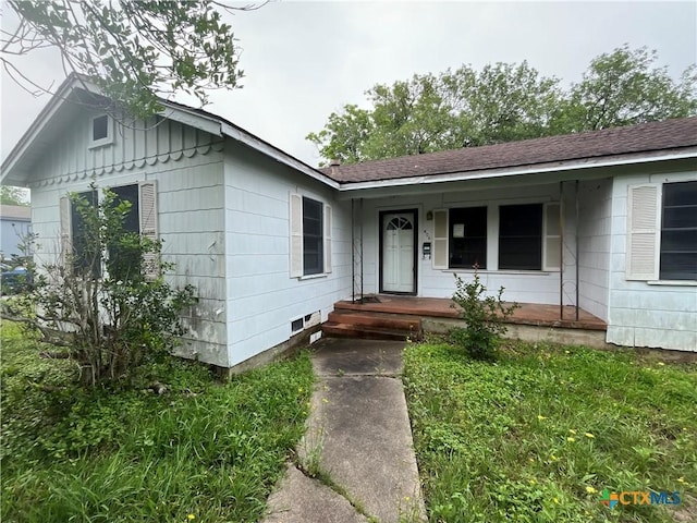 406 Lariat Ln, Victoria, TX 77901 - single story home featuring covered porch and roof with shingles