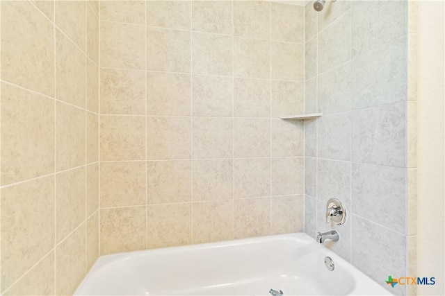 bathroom featuring tiled shower / bath