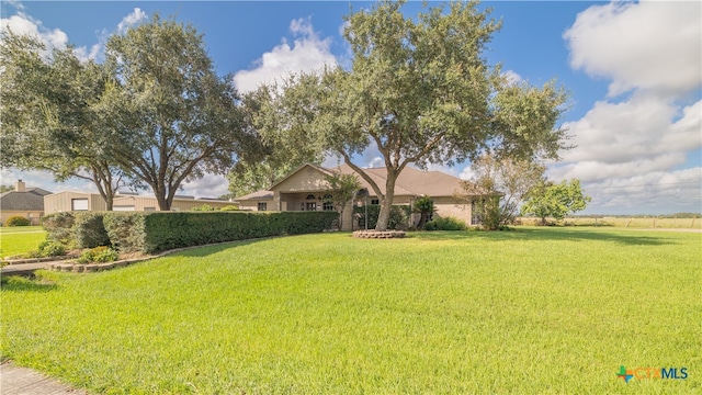 view of front of house featuring a front lawn