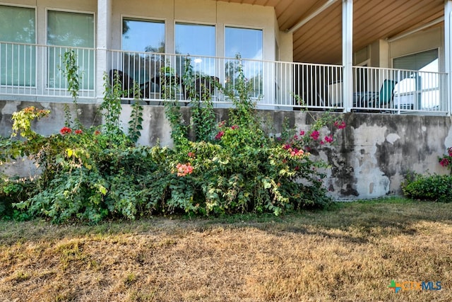 view of side of property featuring a yard