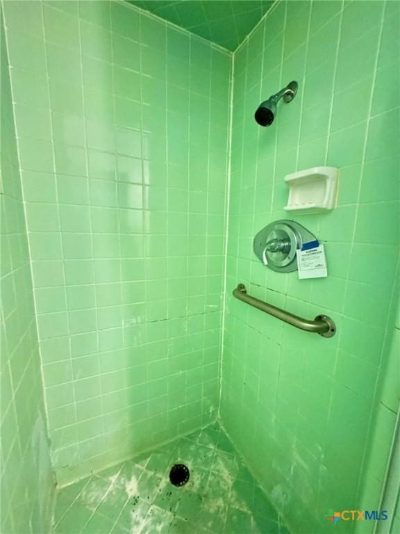 1804 Prather Dr, Killeen, TX 76541 - full bathroom with a tile shower