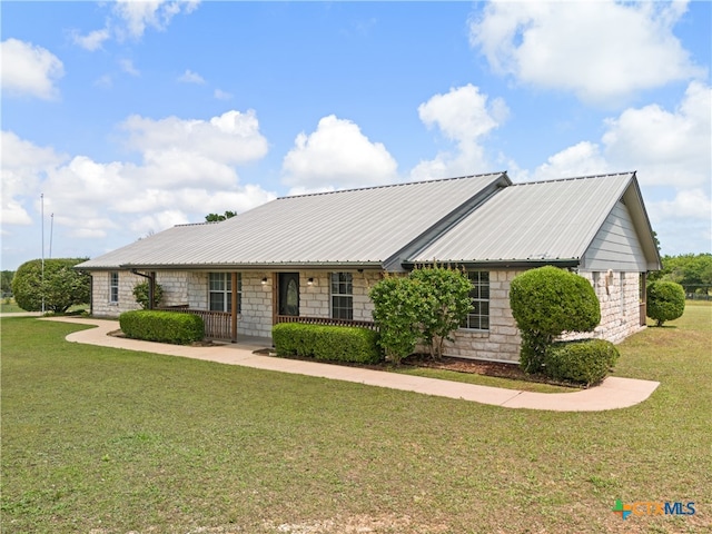 single story home with a front lawn