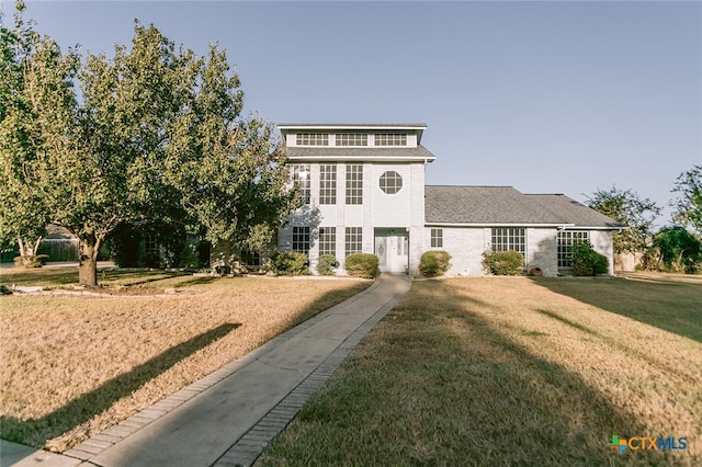 view of front of house featuring a front yard