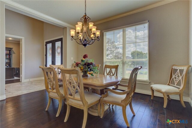 2326 Haven Bluff Ct, New Braunfels, TX 78132 - dining area featuring a chandelier, healthy amount of natural light, crown molding, hardwood / wood-style floors, and baseboards