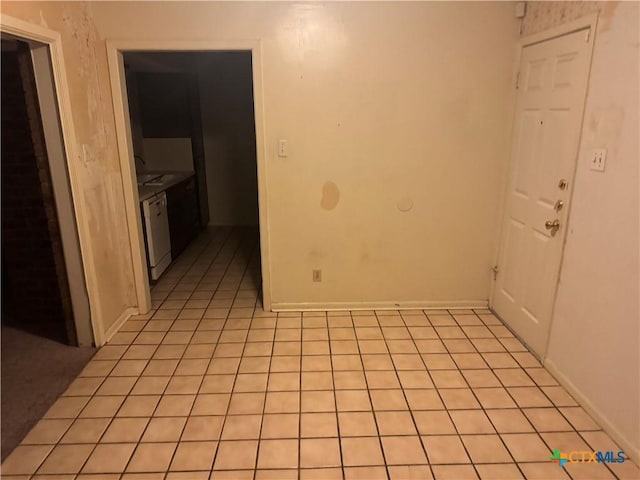 spare room featuring sink and light tile patterned flooring