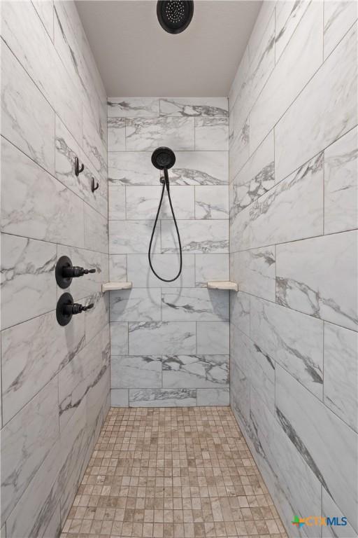 6119 Big Tree Dr, Salado, TX 76571 - full bathroom featuring tiled shower