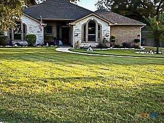 view of front of property featuring a front lawn