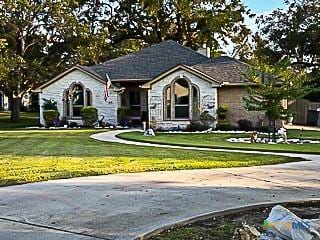 view of front facade featuring a front yard